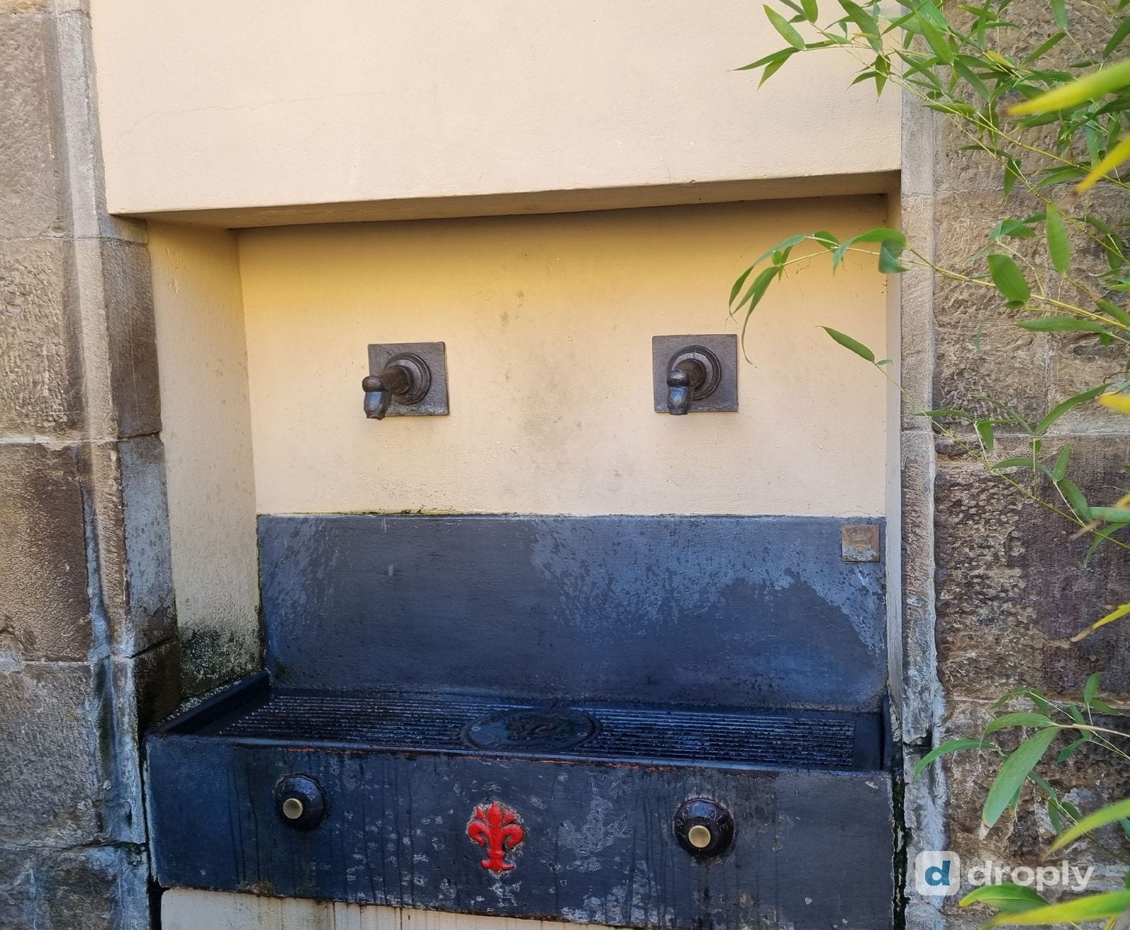 A double-tap public drinking fountain in Piazza della Signoria, Florence, with one tap for still water and one for sparkling water